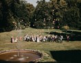 Hochzeitslocation: Eine Hochzeitsgesellschaft im Schloss Steinhöfel. - Schloss Steinhöfel
