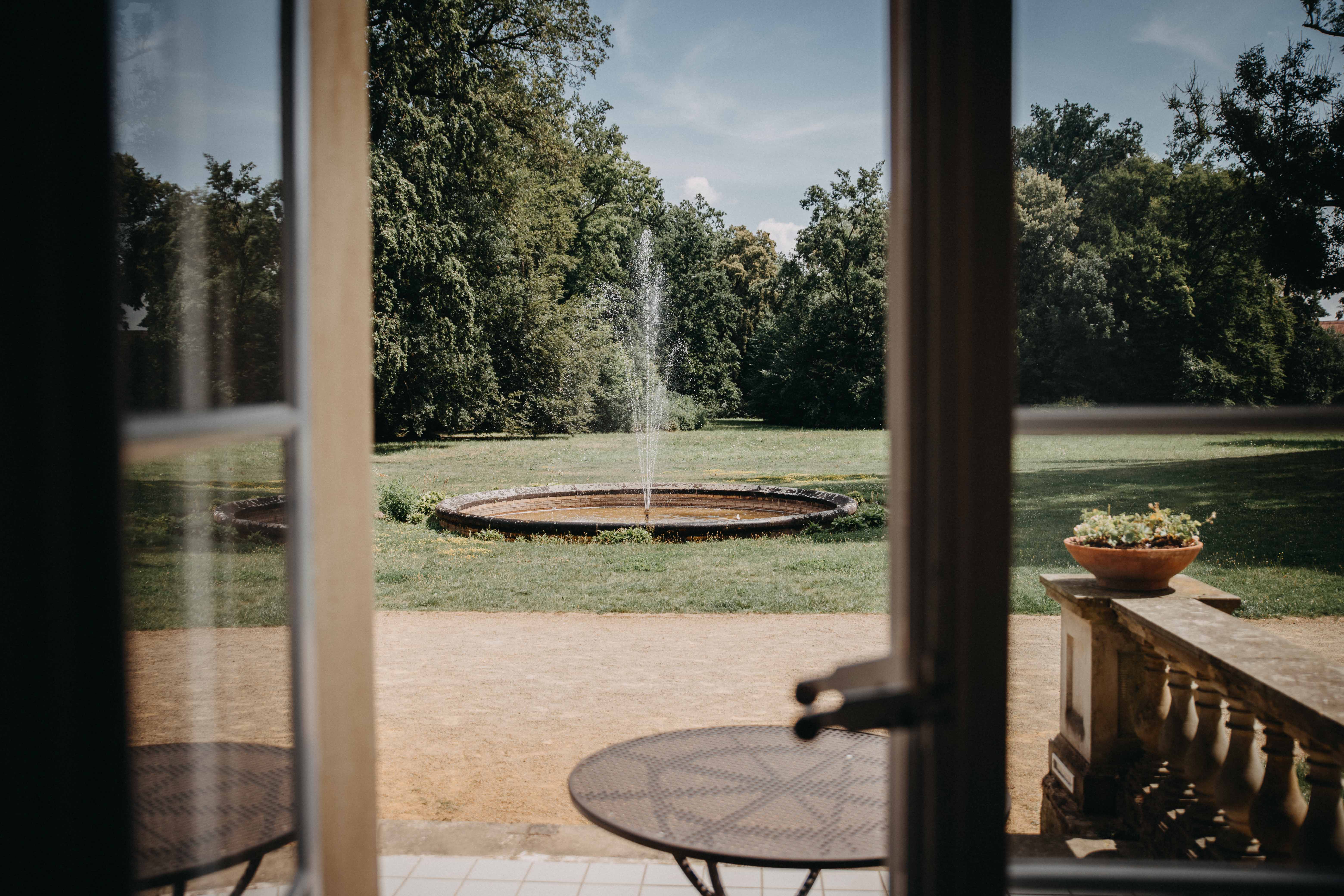 Hochzeitslocation: Der Blick auf den riesigen Schlosspark des Schloss Steinhöfel. - Schloss Steinhöfel