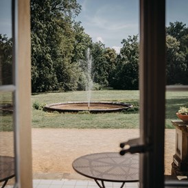 Hochzeitslocation: Der Blick auf den riesigen Schlosspark des Schloss Steinhöfel. - Schloss Steinhöfel