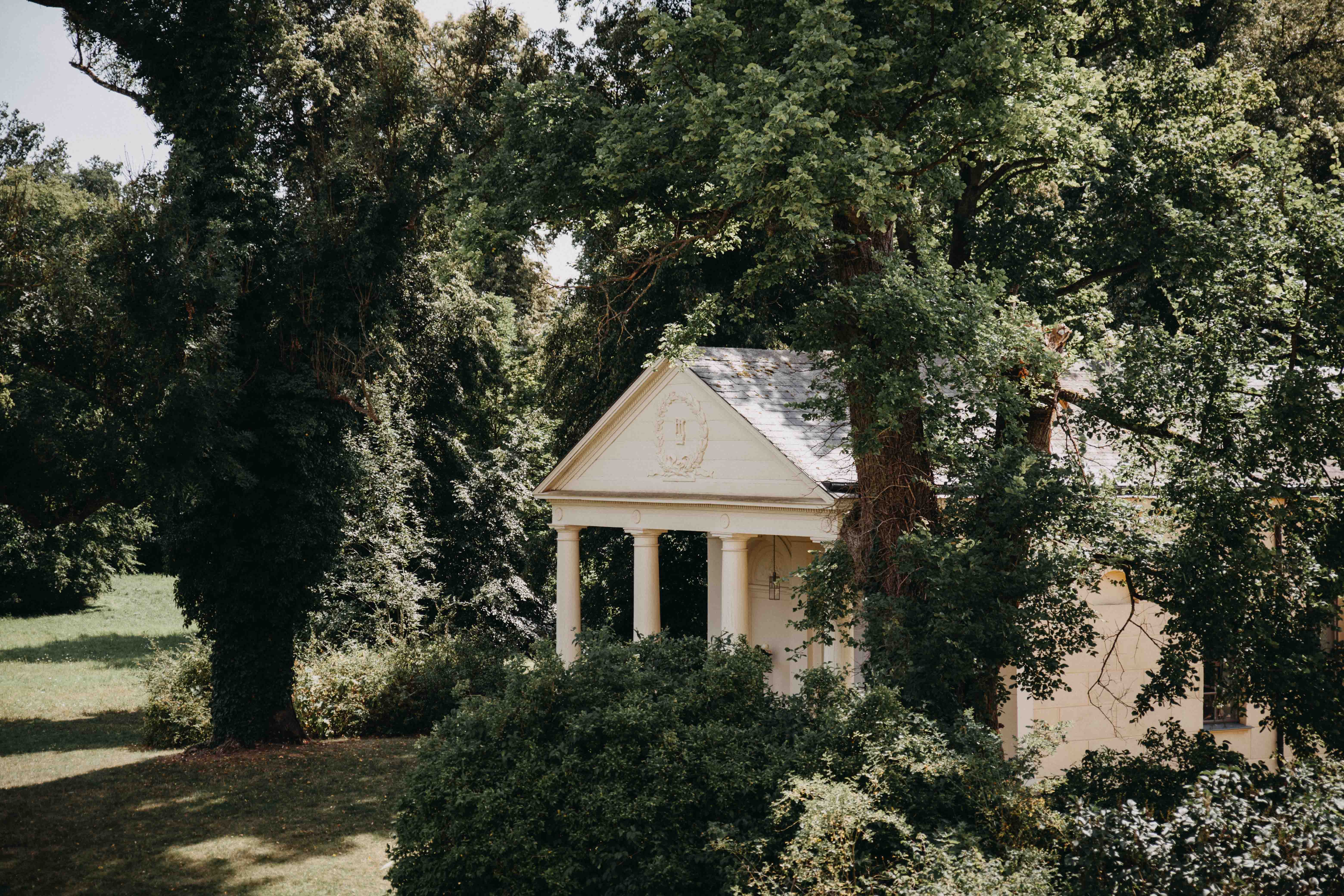 Hochzeitslocation: Trauungen finden in der Bibliothek im Schlosspark statt. Dieser ist im Stil eines griechischen Tempels erbaut. - Schloss Steinhöfel