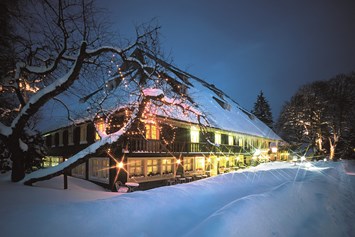 Hochzeitslocation: Das Schwarzwaldhaus des Parkhotel Adler im Winter: eine besonders stimmungsvolle Location - Parkhotel Adler, Hochschwarzwald Hotelbetriebs GmbH