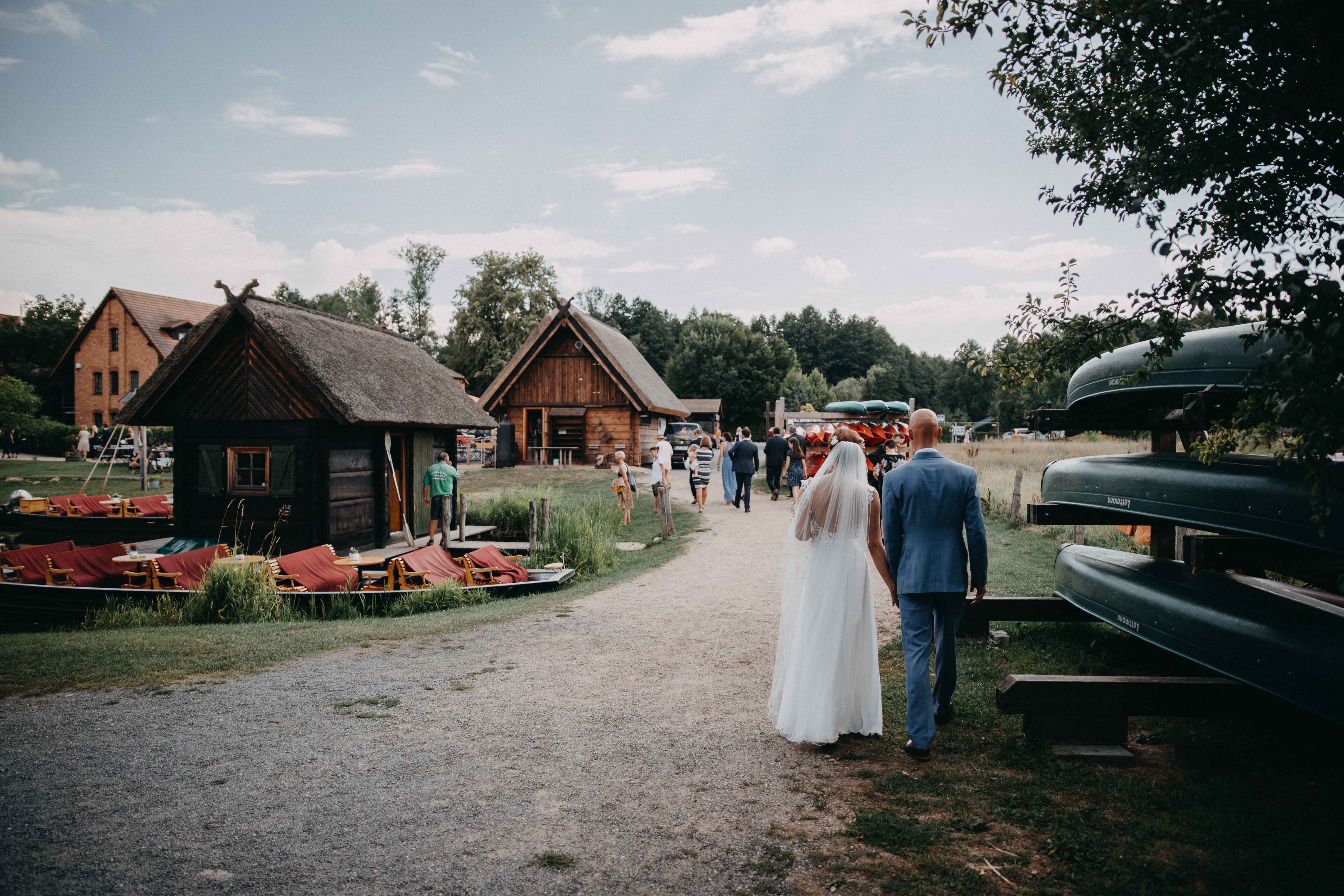 Winterhochzeit - Brandenburg Süd - Auf dem Weg zur Trauung unter freiem Himmel. - Spreewaldresort Seinerzeit