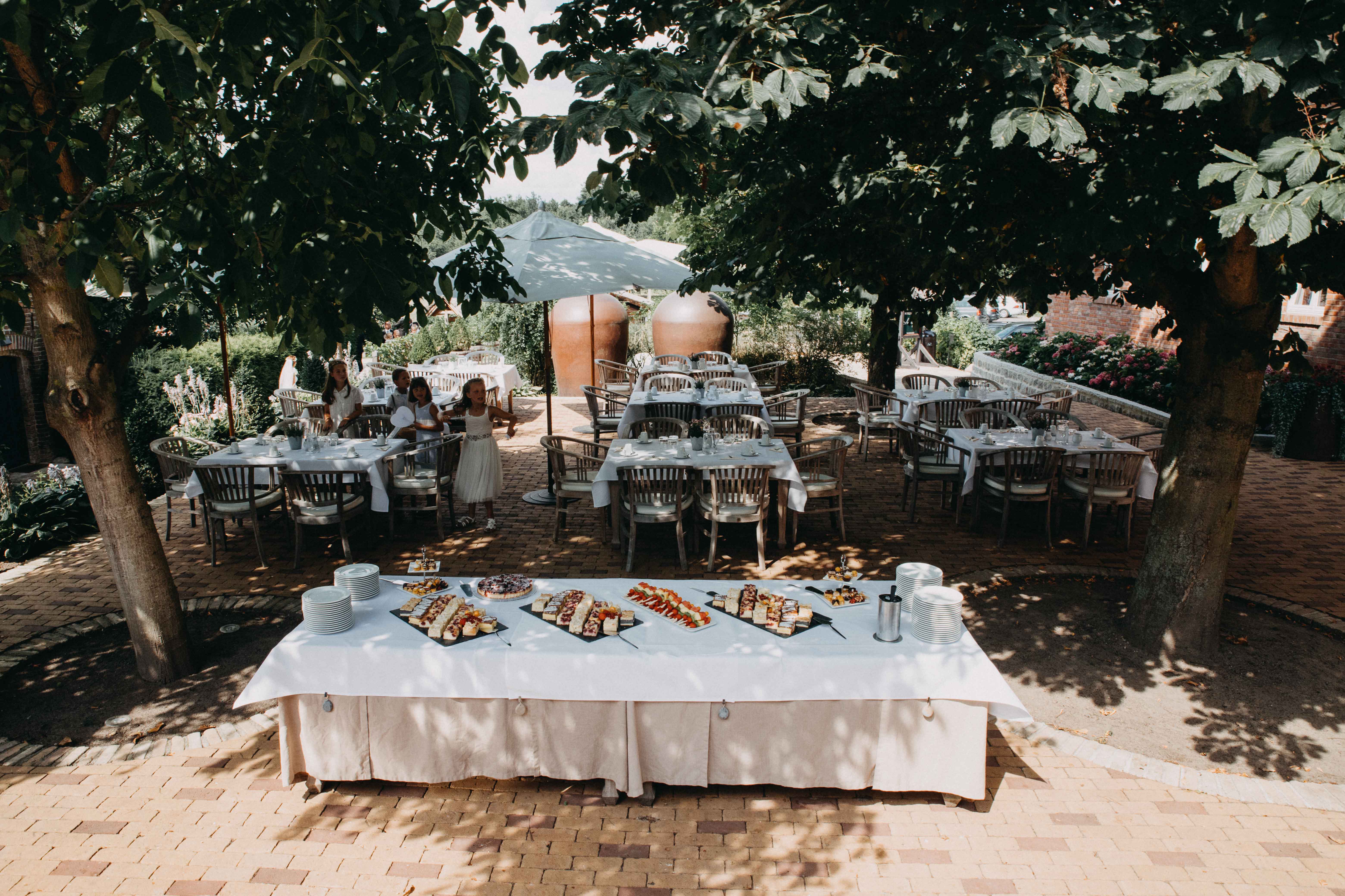 Winterhochzeit - Brandenburg Süd - Kaffee und Kuchen unter freuem Himmel im Seinerzeit Spreewaldresort. - Spreewaldresort Seinerzeit