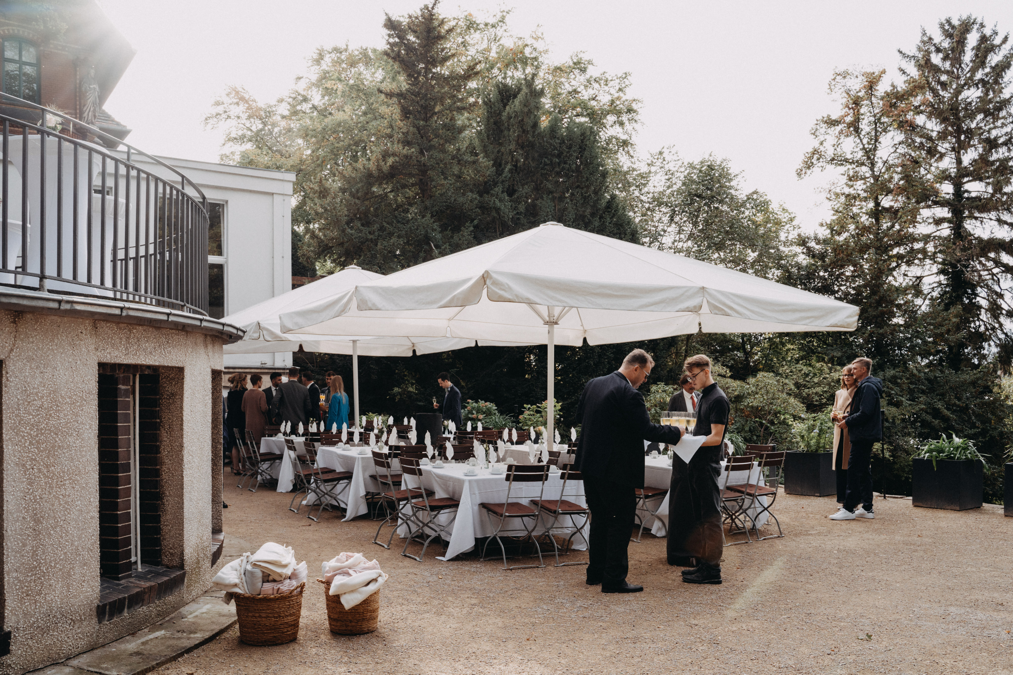 Winterhochzeit - Berlin-Stadt - Sektempfang im Freien mit Blick auf den Wannsee. - blumenfisch am Großen Wannsee