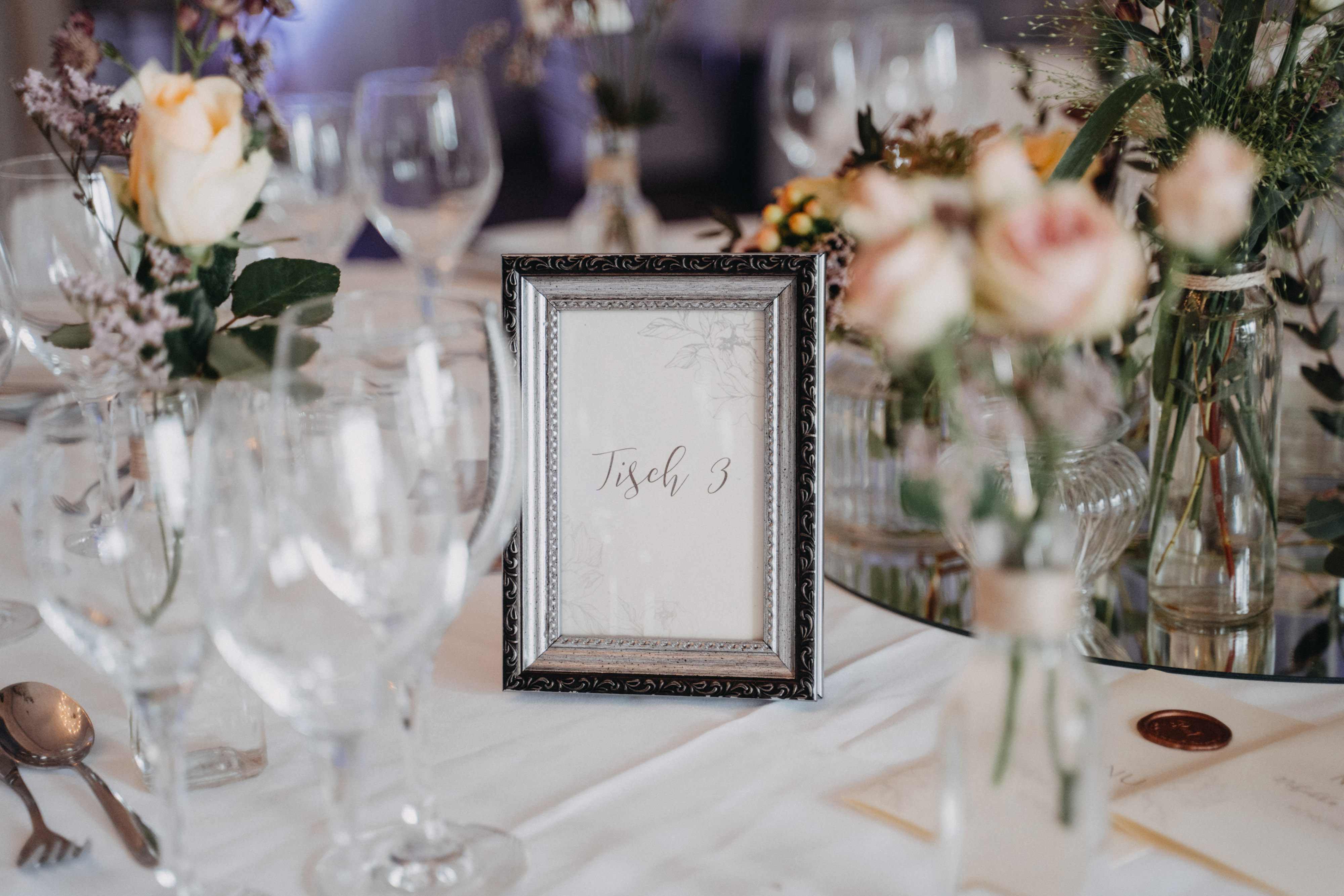 Winterhochzeit - Berlin-Stadt - Eine festlich gedeckte Tafel im blumenfisch in Berlin. - blumenfisch am Großen Wannsee