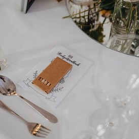 Hochzeitslocation: Zahlreiche kleine Details machen eure Hochzeitsfeier zu einem unvergesslichen Fest. - blumenfisch am Großen Wannsee