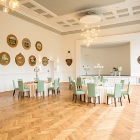 Hochzeitslocation: Königssaal im OG
Bis zu 250 Gäste sitzend oder
500 Gäste tanzend - Villa Schützenhof