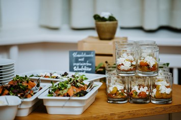 Hochzeitslocation: Produktion aus eigener Küche mit regionalen und frischen Produkten
Buffet oder Menü nach Wahl - Villa Schützenhof