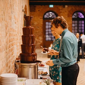Hochzeitslocation: Hochzeitstorte, Schokobrunnen, diverse Kuchen und Obst runden den Abend kulinarisch ab. - Zitadelle Spandau