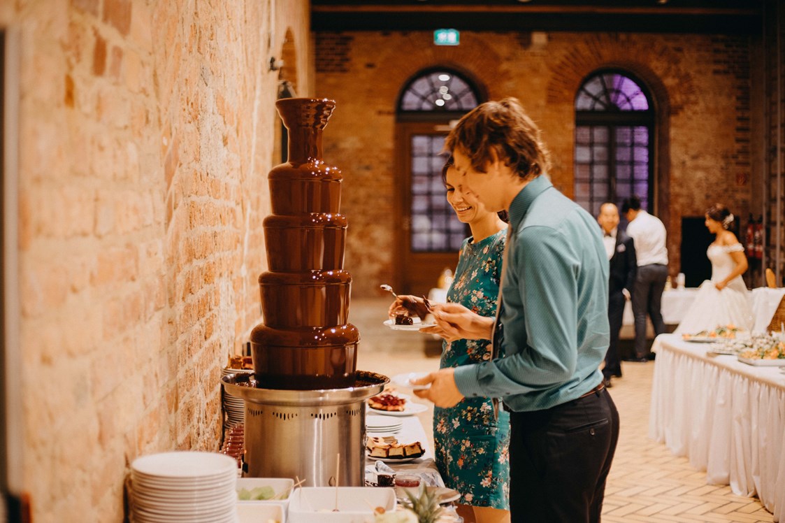 Hochzeitslocation: Hochzeitstorte, Schokobrunnen, diverse Kuchen und Obst runden den Abend kulinarisch ab. - Zitadelle Spandau