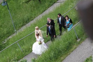Hochzeitslocation: Das Hochzeitspaar auf dem Weg in die Burg... - Alte Burg Gmünd