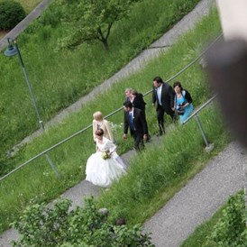 Hochzeitslocation: Das Hochzeitspaar auf dem Weg in die Burg... - Alte Burg Gmünd