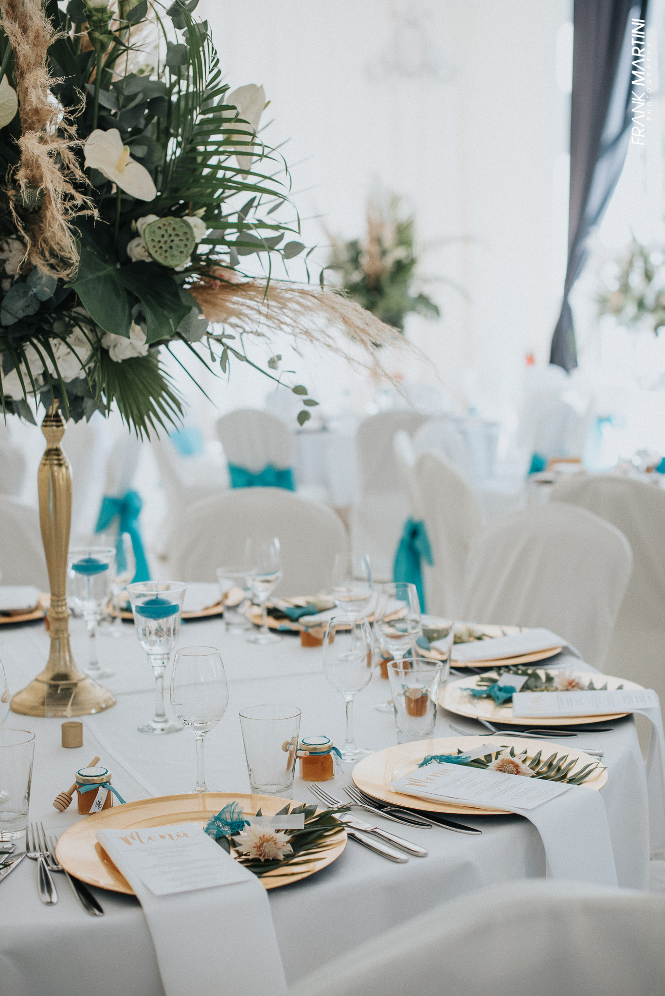 Hochzeitslocation: Eine festlich gedeckte Tafel in der Orangerie Nells Park Hotel in Trier. - Orangerie Nells Park Hotel Trier