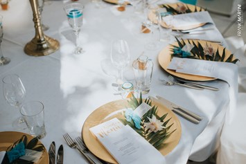 Hochzeitslocation: Zahlreiche unterschiedliche Tischdekos passend zu eurem Hochzeits-Motto. - Orangerie Nells Park Hotel Trier