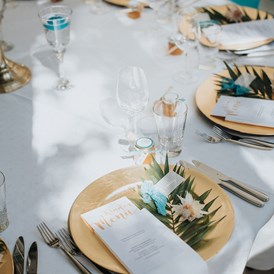 Hochzeitslocation: Zahlreiche unterschiedliche Tischdekos passend zu eurem Hochzeits-Motto. - Orangerie Nells Park Hotel Trier