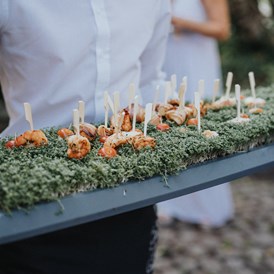 Hochzeitslocation: Kleine Snacks sorgen für kulinarischen Hochgenuss bei Brautpaar und Hochzeitsgästen. - Orangerie Nells Park Hotel Trier
