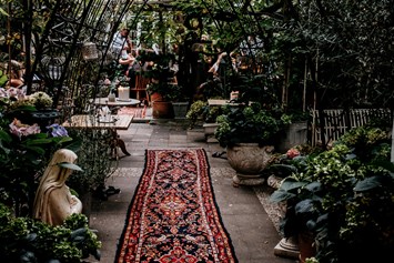 Hochzeitslocation: Im Garten des LA DÜ oder der angeschlossenen Weinbar können Sie Ihre Gäste stilvoll empfangen. - LA DÜ