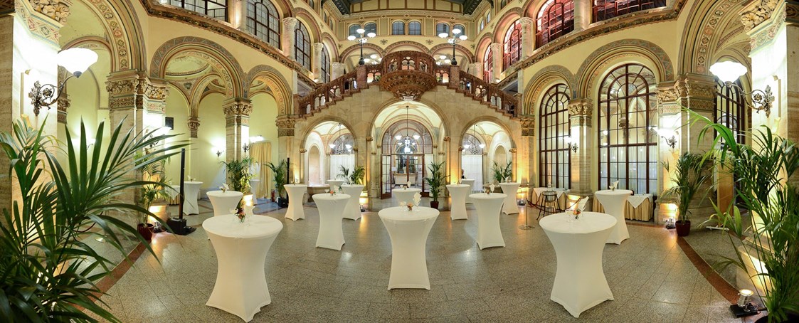 Hochzeitslocation: Arkadenhof als romantischer Aperitifbereich - Palais Ferstel