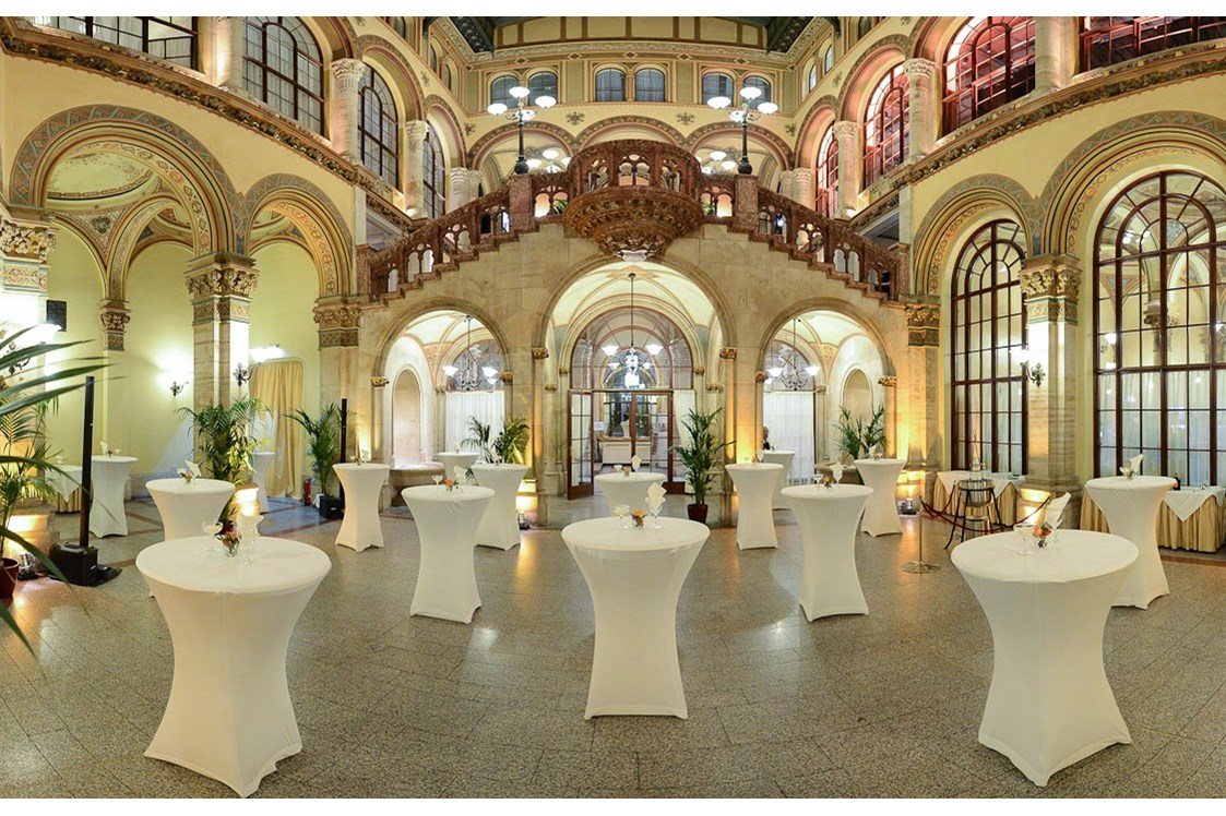 Hochzeitslocation: Arkadenhof als romantischer Aperitifbereich - Palais Ferstel