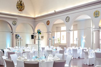 Hochzeitslocation: Unser historischer Marmorsaal beeindruckt mit seiner imposanten Glasdecke - Palais Schloss Wachenheim