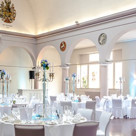 Hochzeitslocation: Unser historischer Marmorsaal beeindruckt mit seiner imposanten Glasdecke - Palais Schloss Wachenheim