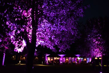 Hochzeitslocation: Das Gut Dyckhof, mit seiner großen Gartenanlage, bei Nacht. - Gut Dyckhof