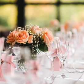Hochzeitslocation: Individuelle Tischdekoration für eure Traumhochzeit. - Burg Crass Hotel & Eventlocation Eltville