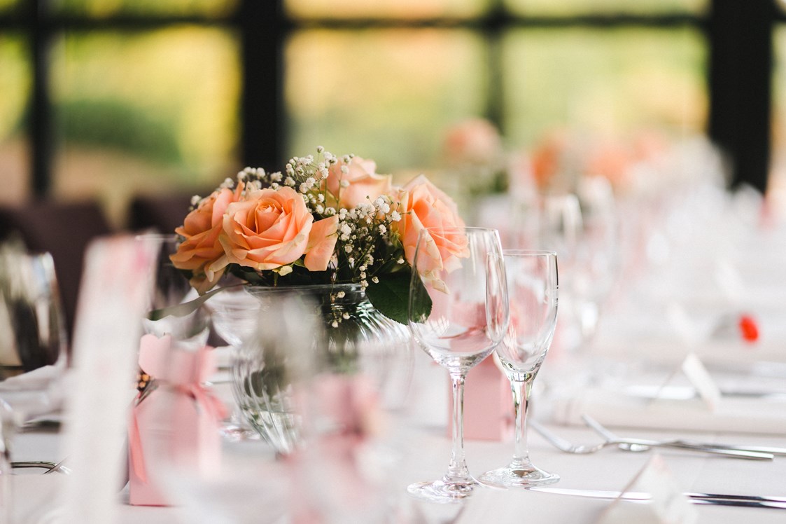 Hochzeitslocation: Individuelle Tischdekoration für eure Traumhochzeit. - Burg Crass Hotel & Eventlocation Eltville