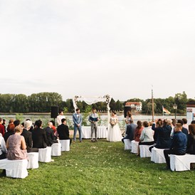 Hochzeitslocation: Eine Hochzeitsfeier direkt am Rheinufer. - Burg Crass Hotel & Eventlocation Eltville