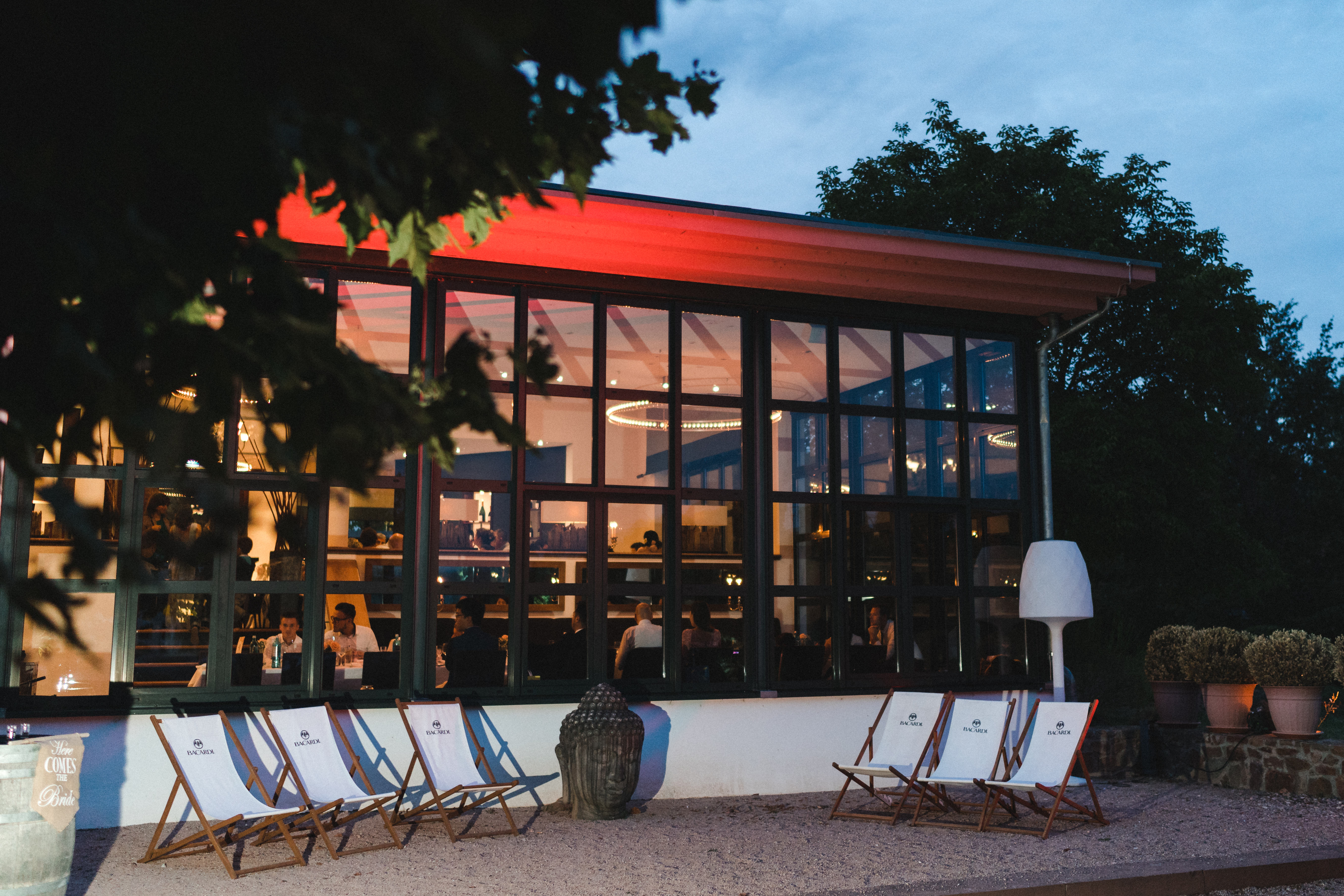 Hochzeitslocation: Die letzten Sonnenstrahlen dringen durch die großen Glasscheiben in die Eventlocation Burg Crass. - Burg Crass Hotel & Eventlocation Eltville