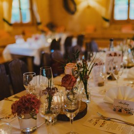 Hochzeitslocation: Passende Tischdekoration für eure Hochzeitsfarben. - Forsthof