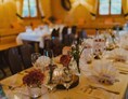 Hochzeitslocation: Passende Tischdekoration für eure Hochzeitsfarben. - Forsthof