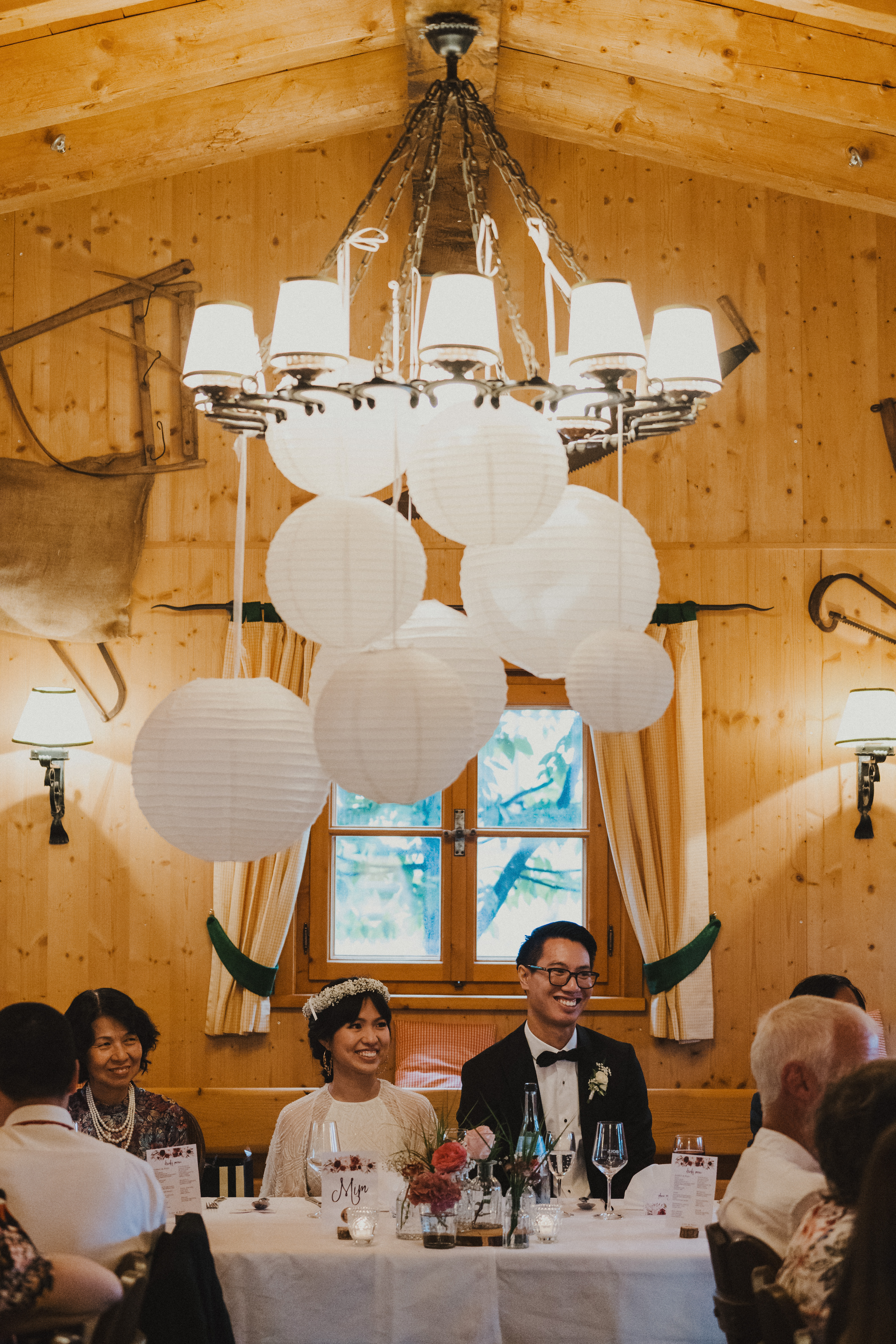 Hochzeitslocation: Ein glückliches Brautpaar in der Forsthofalm. - Forsthof
