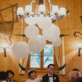 Hochzeitslocation: Ein glückliches Brautpaar in der Forsthofalm. - Forsthof