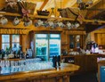 Hochzeitslocation: Die Bar der Forsthofalm. - Forsthof