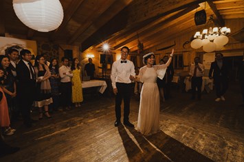 Hochzeitslocation: Die Tanzfläche der Forsthofalm. - Forsthof