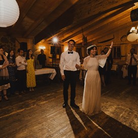 Hochzeitslocation: Die Tanzfläche der Forsthofalm. - Forsthof