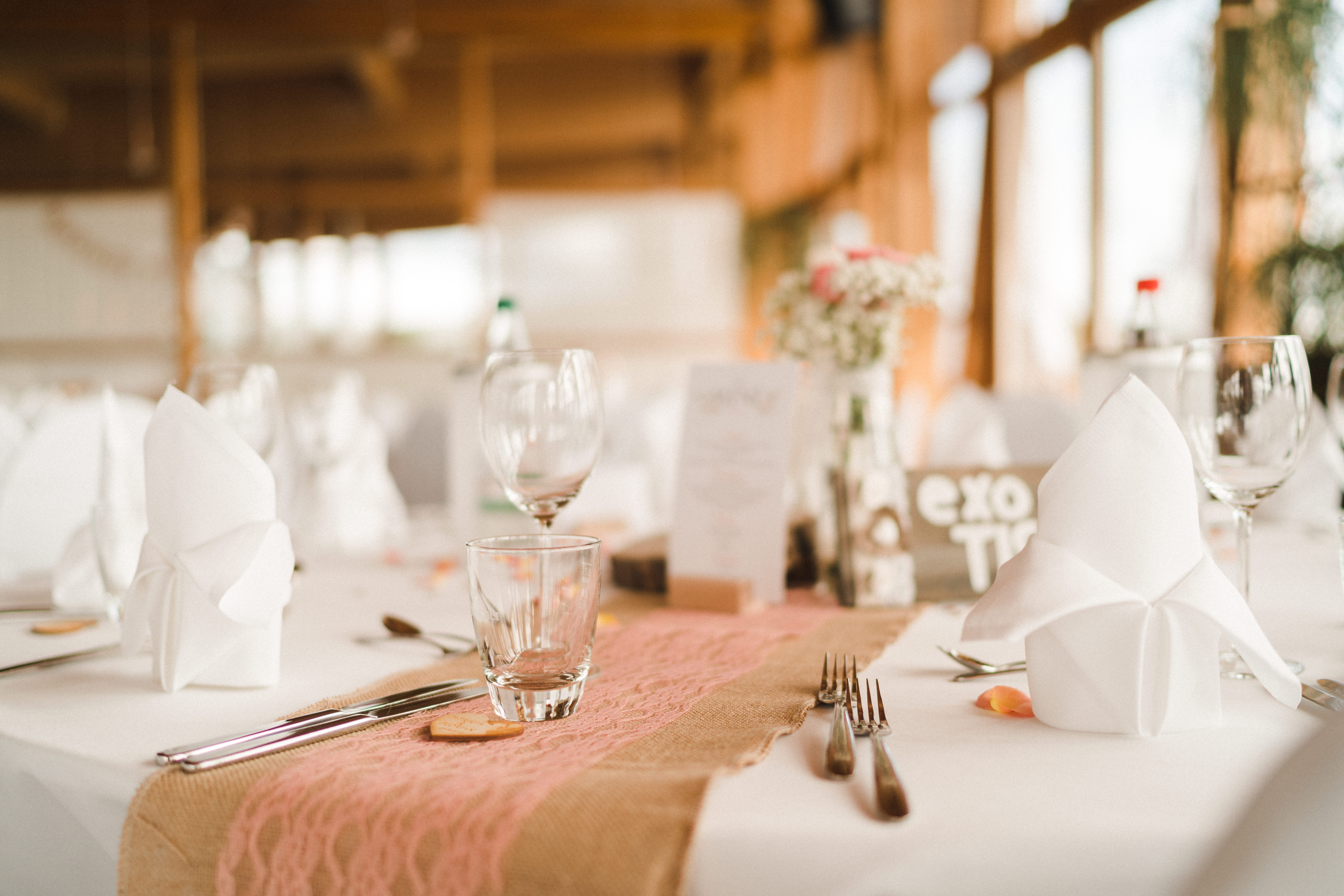 Winterhochzeit - Hessen Nord - Feierlich gedeckt und individuell dekoriert ist der Raum etwas ganz Besonderes. - Restaurant Heckers