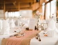 Hochzeitslocation: Feierlich gedeckt und individuell dekoriert ist der Raum etwas ganz Besonderes. - Restaurant Heckers