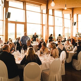 Hochzeitslocation: Der große Festsaal mit runden Tischen für je 10 Personen. - Restaurant Heckers