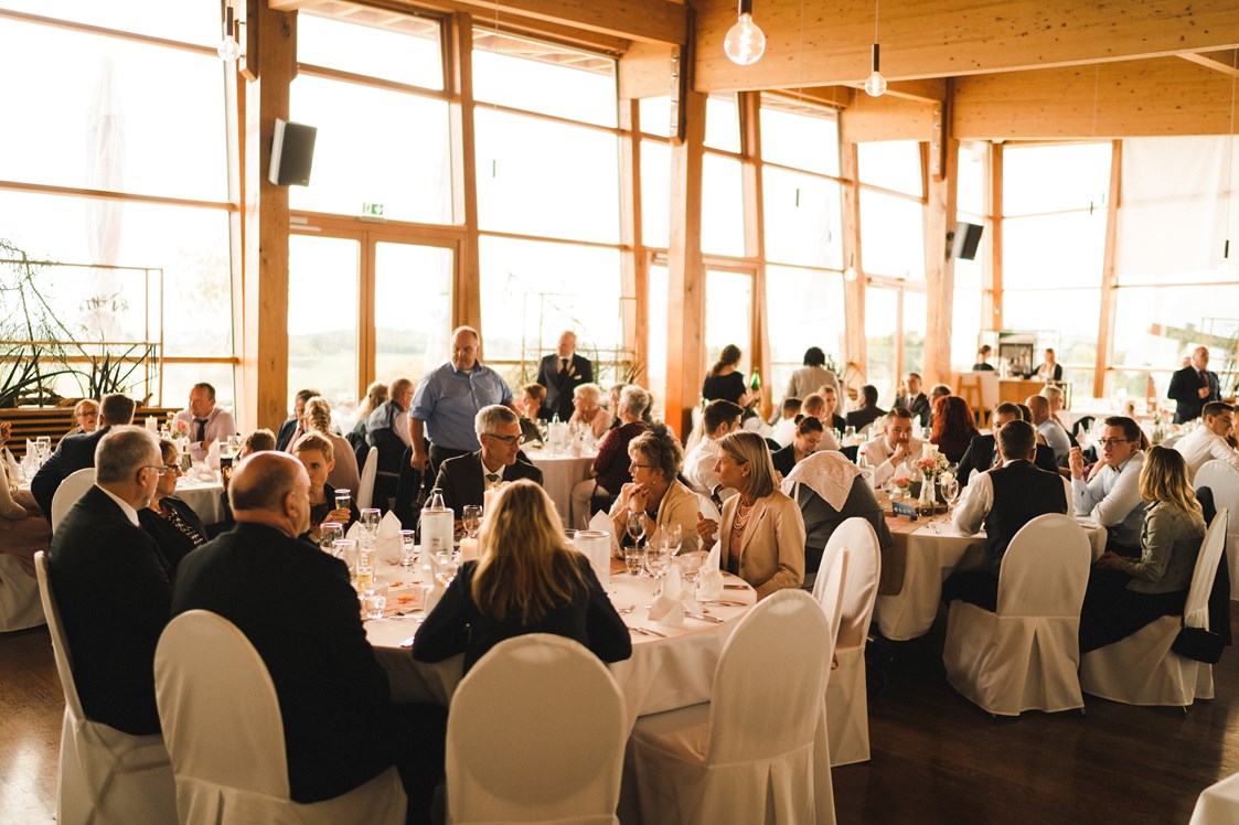 Hochzeitslocation: Der große Festsaal mit runden Tischen für je 10 Personen. - Restaurant Heckers