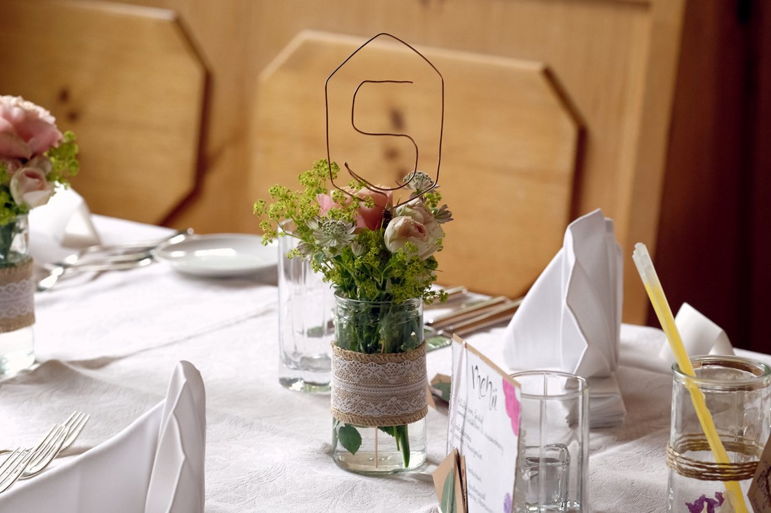 Hochzeitslocation: Tischdekoration der Hochzeitslocation Fischer am See in Tirol. - Fischer am See