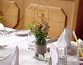 Hochzeitslocation: Tischdekoration der Hochzeitslocation Fischer am See in Tirol. - Fischer am See