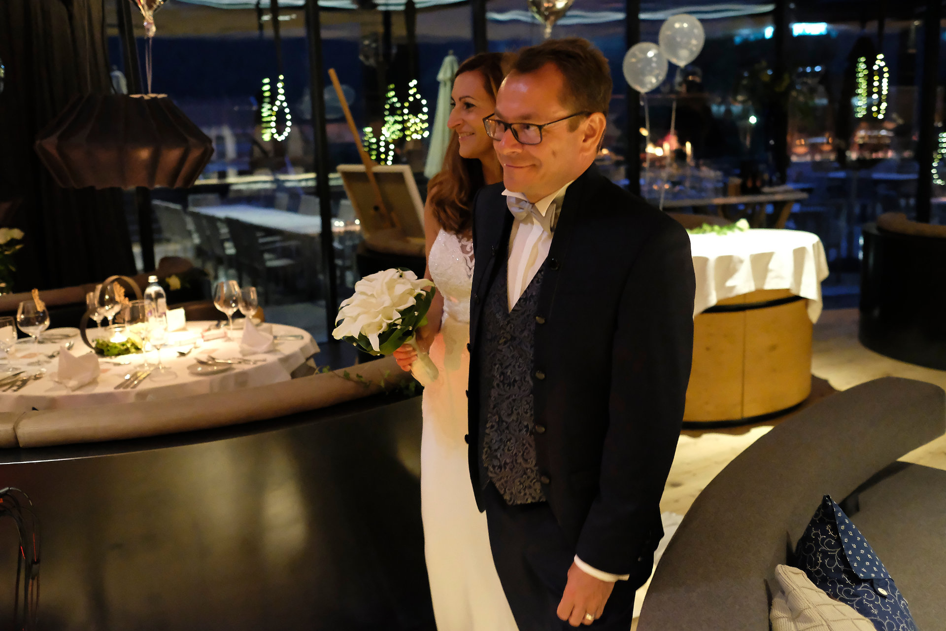 Hochzeitslocation: Das Brautpaar auf dem Weg zur Hochzeitstafel im Restaurant "Grill" im Jungbrunn. - Jungbrunn - Der Gutzeitort