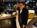 Hochzeitslocation: Das Brautpaar auf dem Weg zur Hochzeitstafel im Restaurant "Grill" im Jungbrunn. - Jungbrunn - Der Gutzeitort