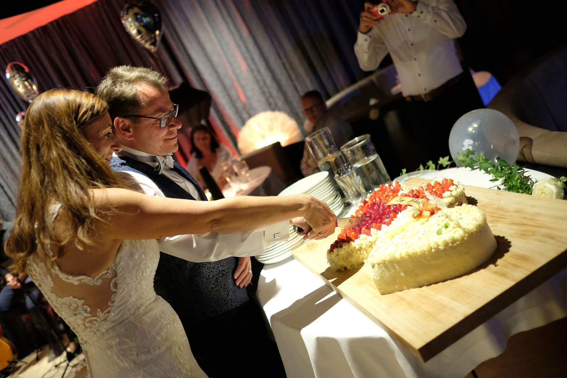 Hochzeitslocation: Anschneiden der Hochzeitstorte in der Hochzeitslocation Jungbrunn. - Jungbrunn - Der Gutzeitort