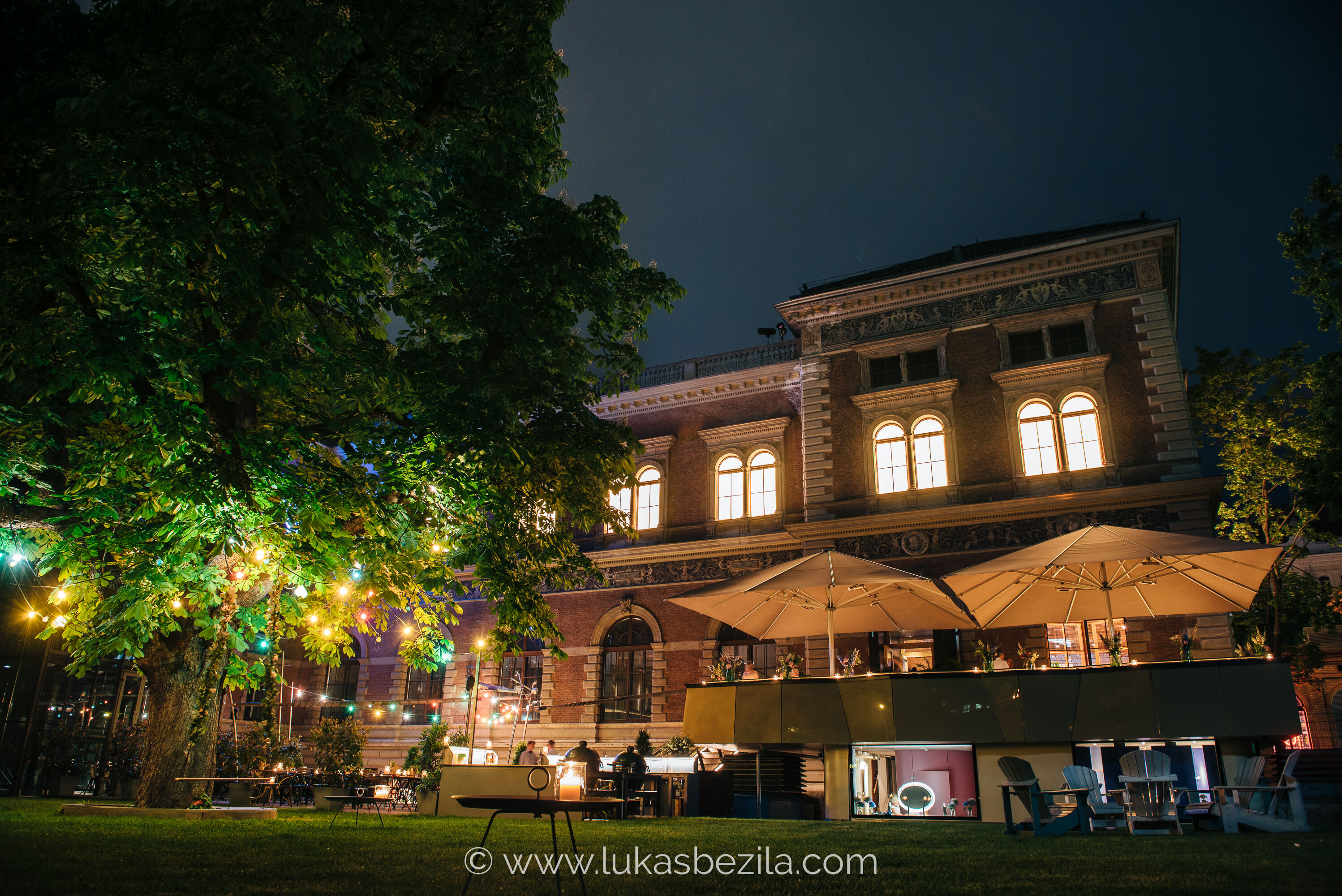 Hochzeitslocation: Abendstimmung in der Hochzeitslocation Salonplafond. - Salonplafond im MAK