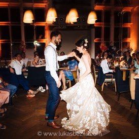 Hochzeitslocation: Der erste gemeinsame Tanz als Mann und Frau. - Salonplafond im MAK