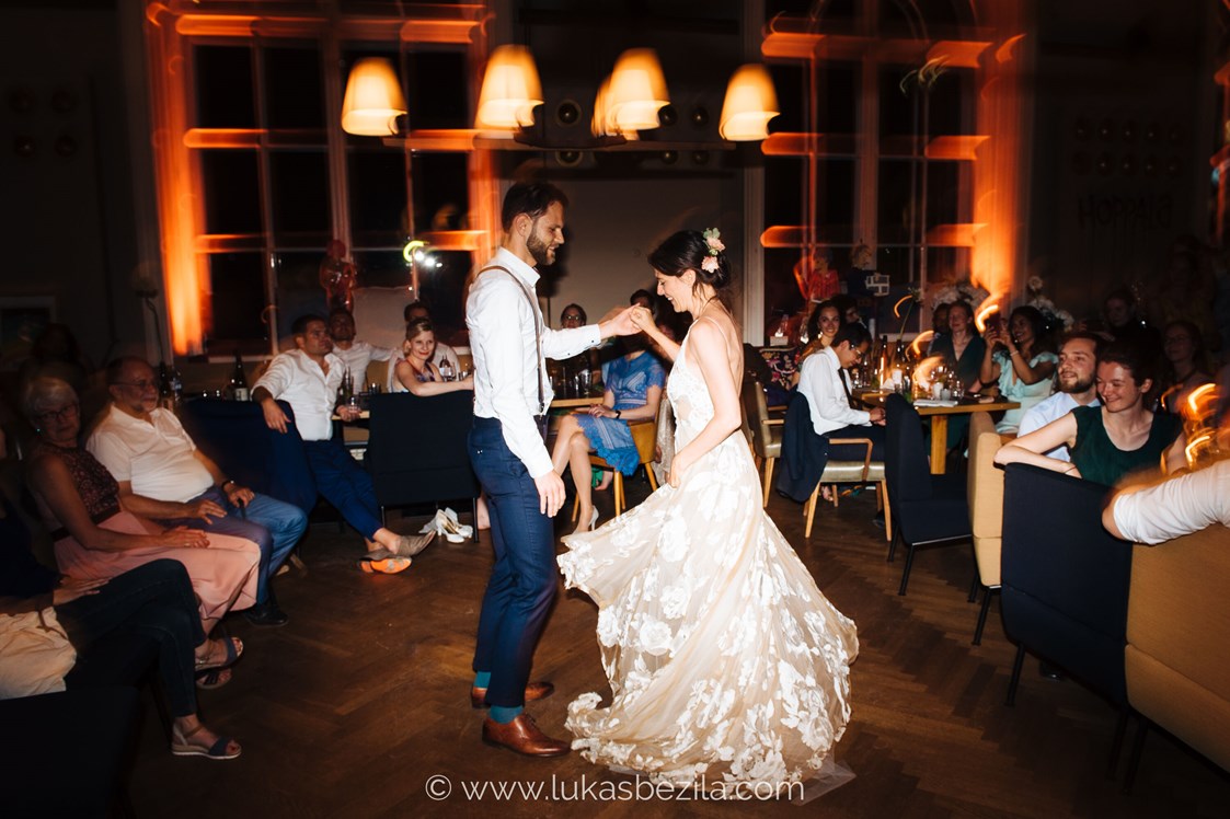 Hochzeitslocation: Der erste gemeinsame Tanz als Mann und Frau. - Salonplafond im MAK