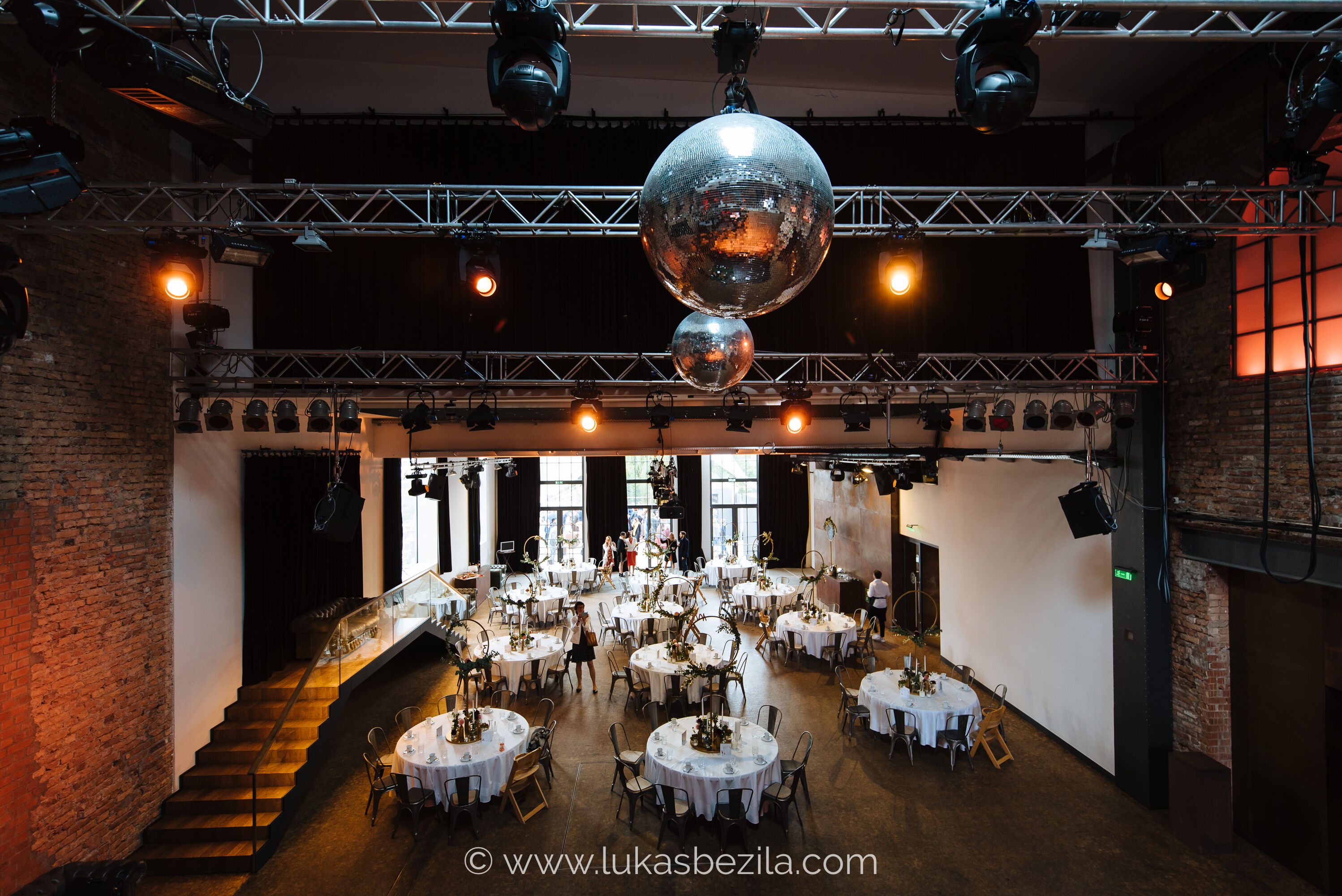 Winterhochzeit - Irschenberg - Der Festssaal des Kesselhaus mit runden Tischen. - Events an der Alten Spinnerei